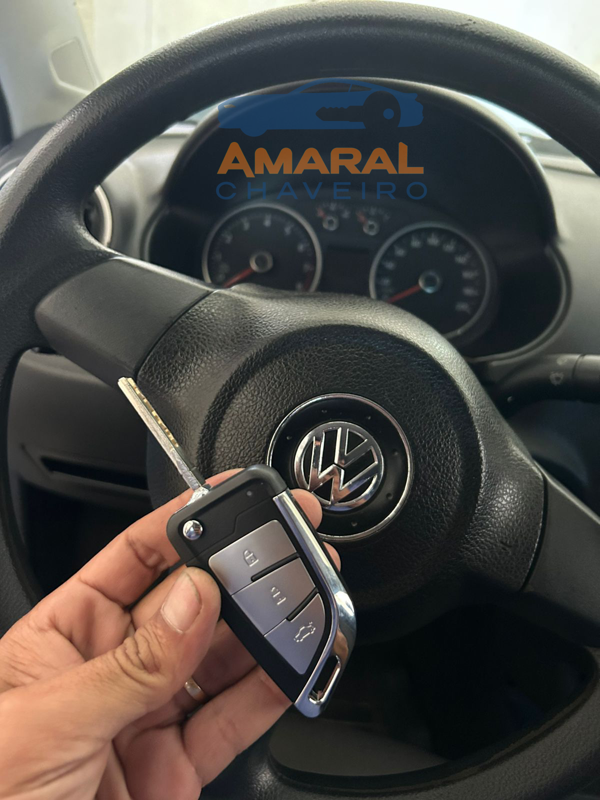 chave canivete Volkswagen sendo programada dentro do veículo